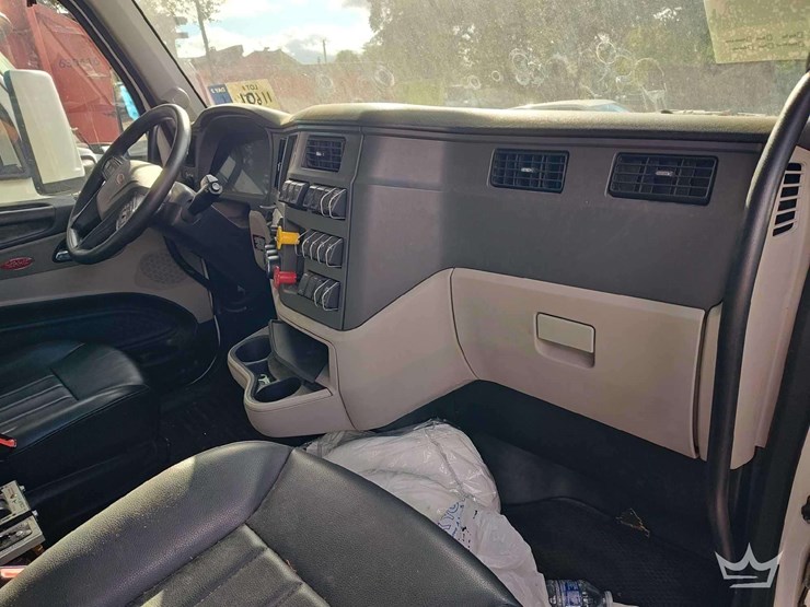 2022-peterbilt-567-image-15