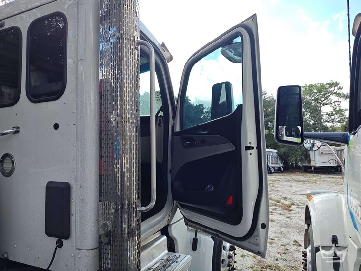 2022-peterbilt-567-image-21