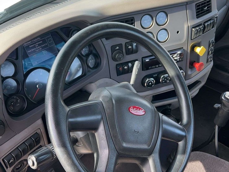 2017-peterbilt-579-image-17