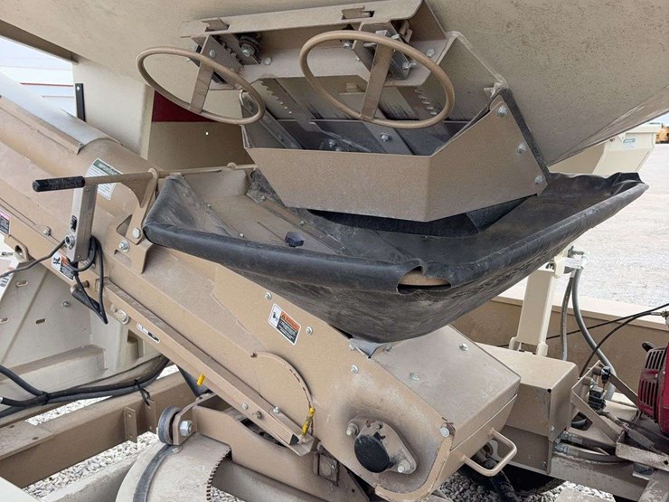 2018-unverferth-2755-seed-tender,-tandem-axle,-roll-tarp,-talc-inductor,-corded-remote,-good-shape,-honda-engine,-just-upgraded-to-a-triple-axel,-field-ready-image-17