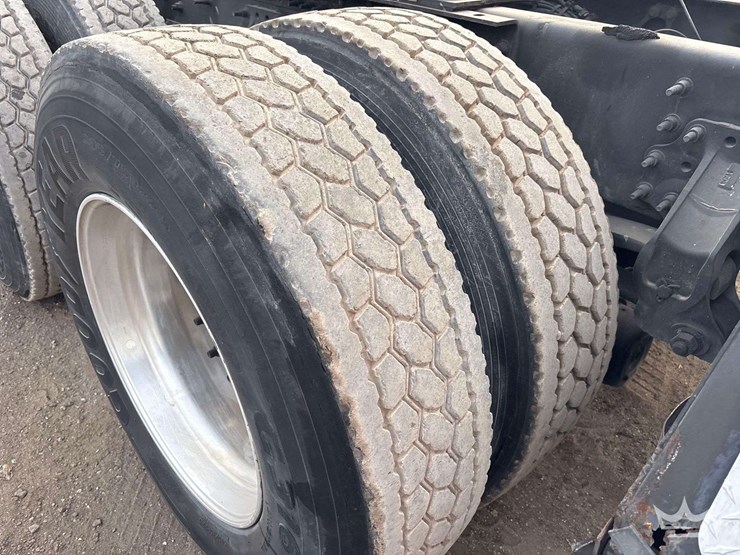 2017-volvo-vnl-760-t/a-sleeper-cab-truck-tractor-image-39