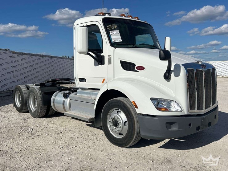 2022-peterbilt-579-image-2
