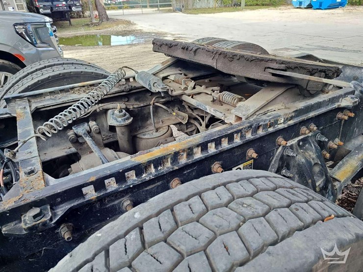 2022-peterbilt-567-image-12