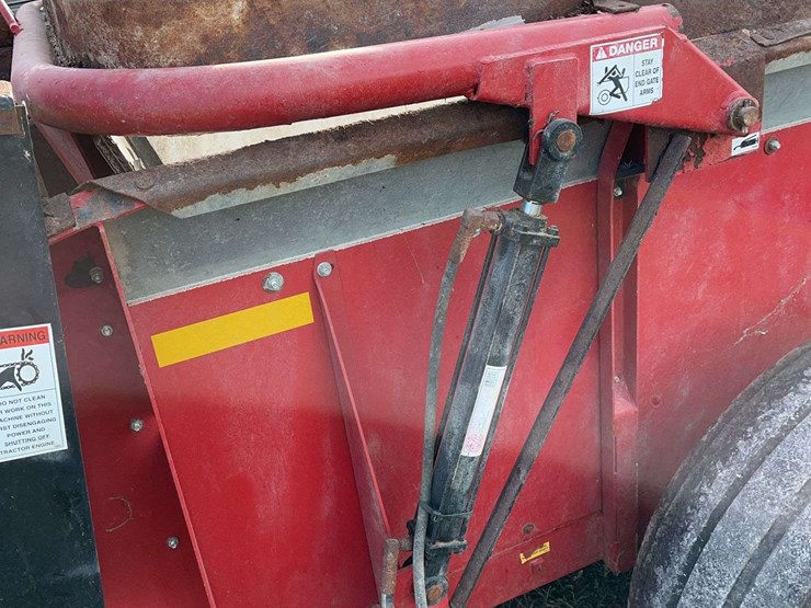 2019-h&s-manure-spreader-3143-model,-small-1000pto,-with-manual,-good-shape,-field-ready,-tandem-axle-image-8