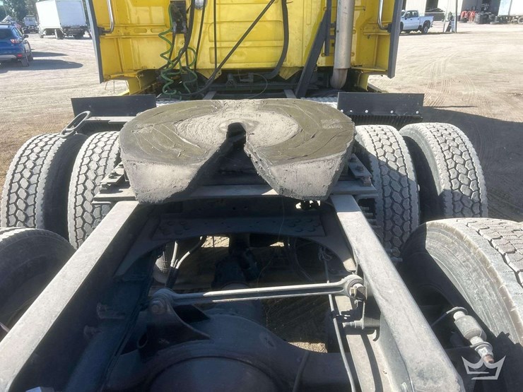 2018-volvo-vnl-760-t/a-sleeper-cab-truck-tractor-image-12