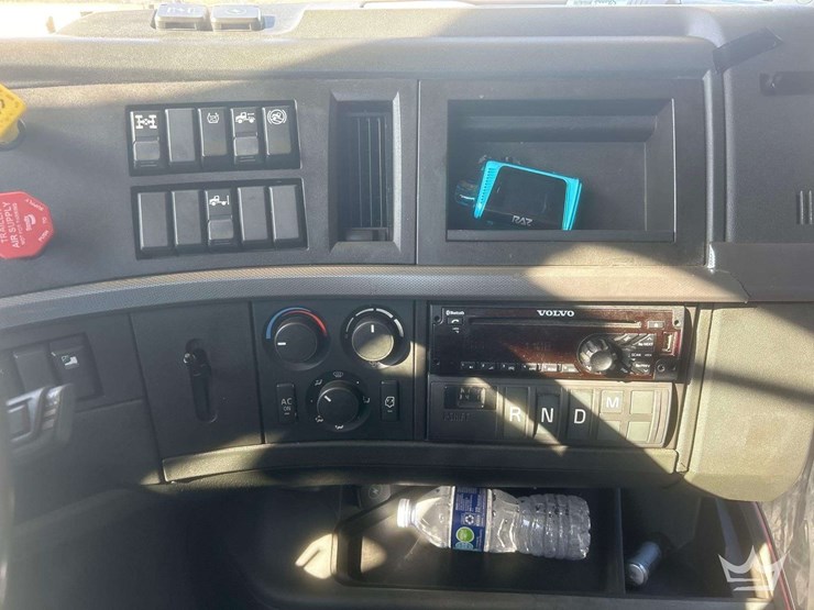 2018-volvo-vnl-760-t/a-sleeper-cab-truck-tractor-image-23