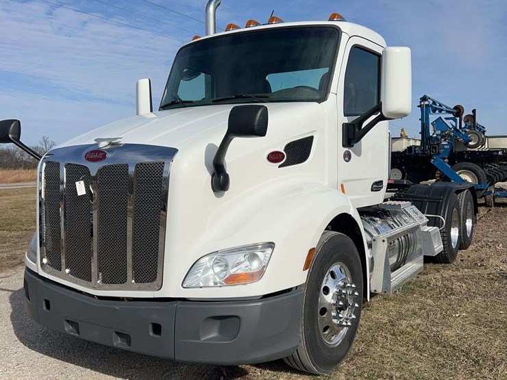 2017-peterbilt-579-image-1