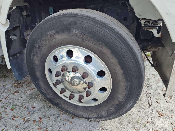 2022-peterbilt-567-image-40