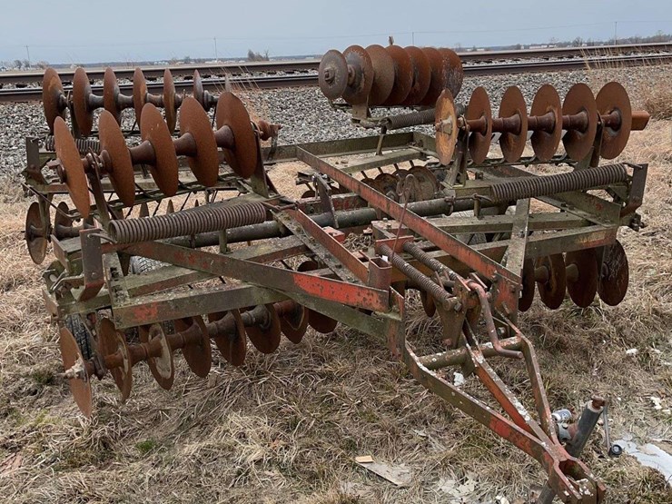 international-18ft-manual-fold-disk-with-tandem-axle-image-1