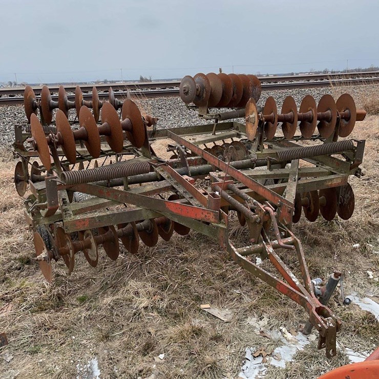 International 18ft manual fold disk with tandem axle