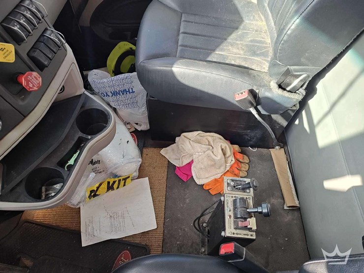 2022-peterbilt-567-image-23