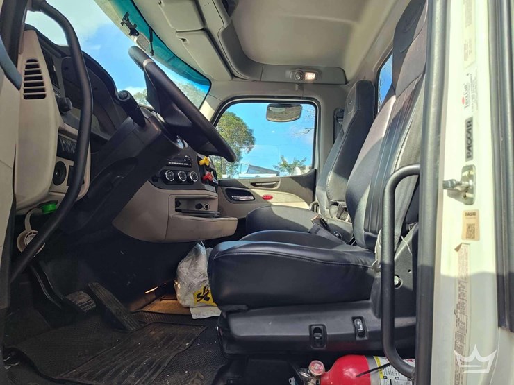 2022-peterbilt-567-image-19