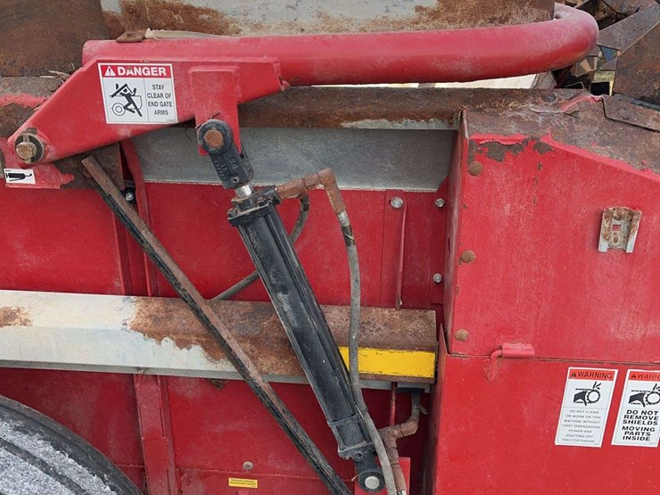 2019-h&s-manure-spreader-3143-model,-small-1000pto,-with-manual,-good-shape,-field-ready,-tandem-axle-image-11