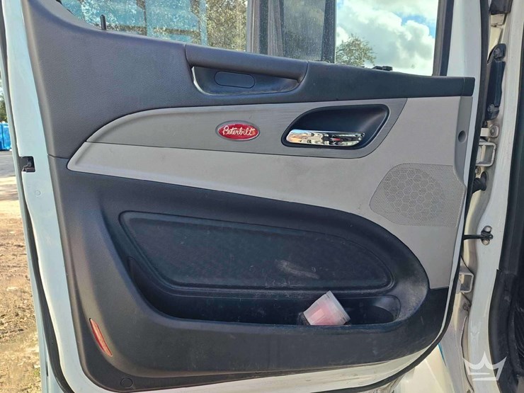 2022-peterbilt-567-t/a-wet-kit-day-cab-truck-tractor-image-18