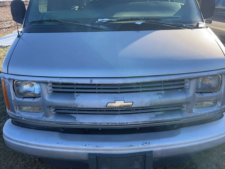 2001-chevrolet-3500-image-3