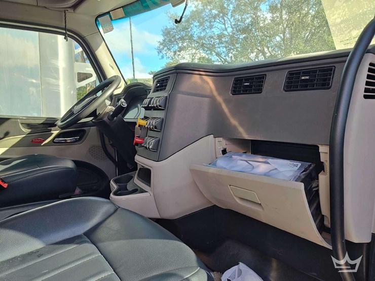 2022-peterbilt-567-t/a-wet-kit-day-cab-truck-tractor-image-25