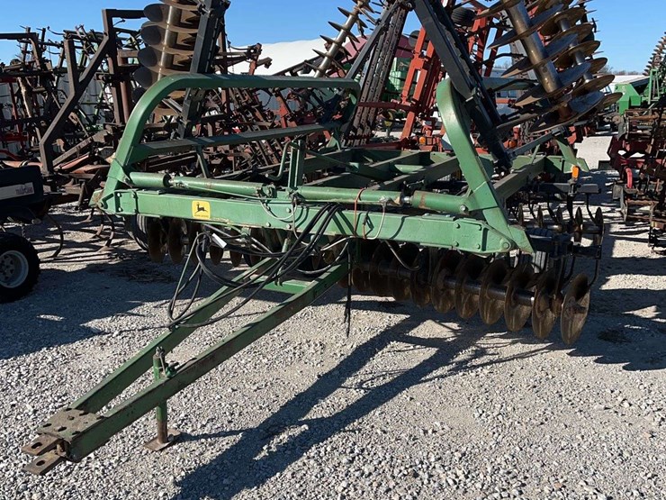 john-deere-235-image-1