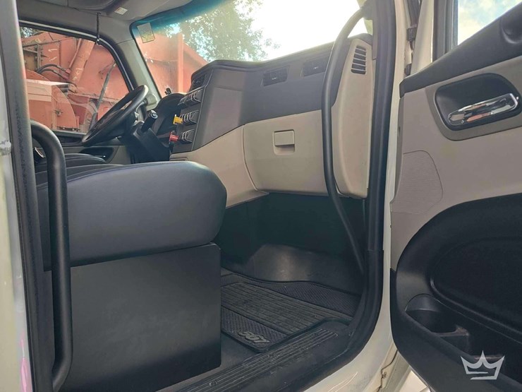 2022-peterbilt-567-image-35