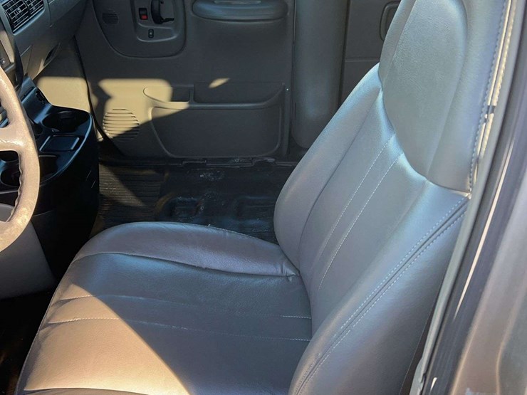 2001-chevrolet-3500-image-16