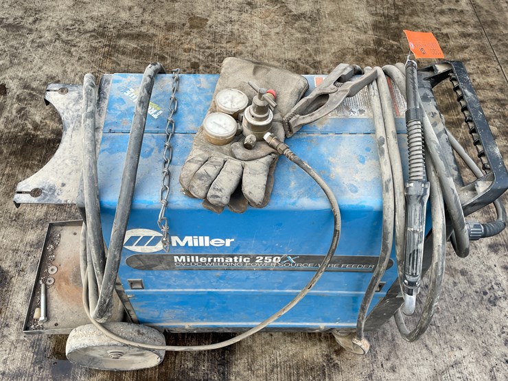 #1320-•-miller-millermatic-250x-wire-welder-image-4