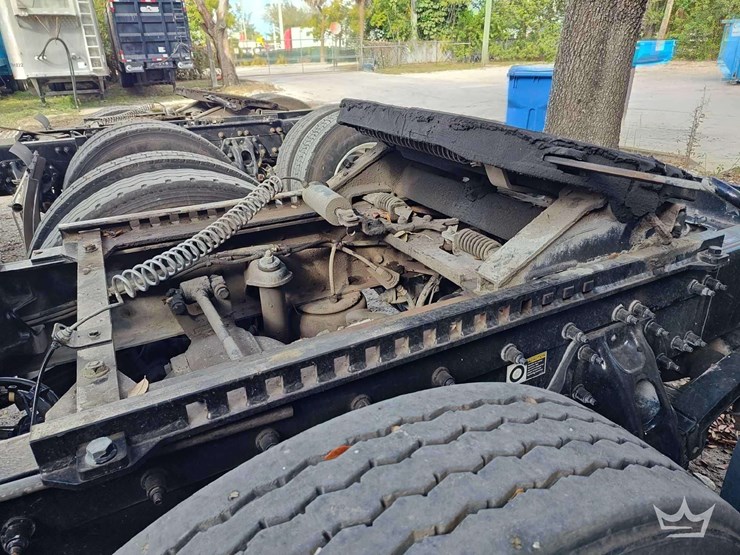 2022-peterbilt-567-image-15