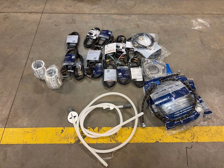 assortment-of-whirlpool-appliance-connectors-and-hoses-image-1