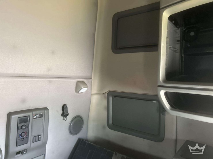 2018-volvo-vnl-760-t/a-sleeper-cab-truck-tractor-image-33