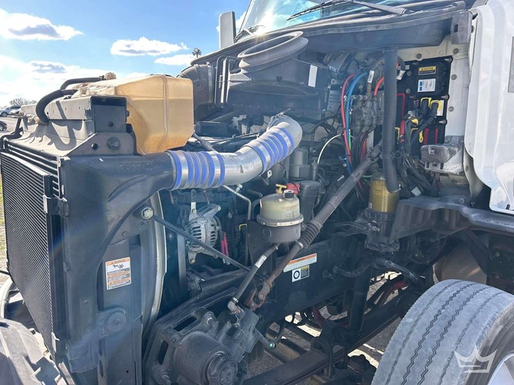 2022-peterbilt-579-image-8