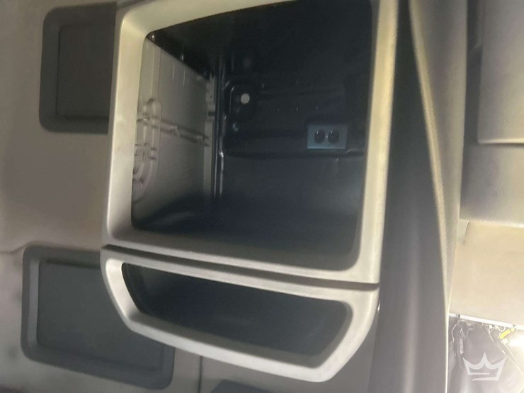 2018-volvo-vnl-760-t/a-sleeper-cab-truck-tractor-image-31