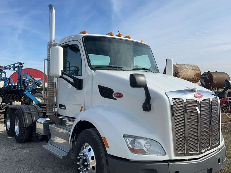 2017-peterbilt-579-image-2