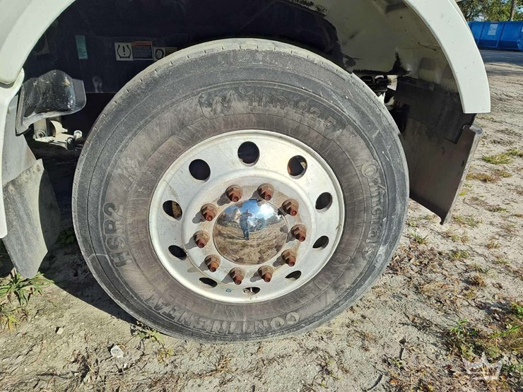 2022-peterbilt-567-t/a-wet-kit-day-cab-truck-tractor-image-29