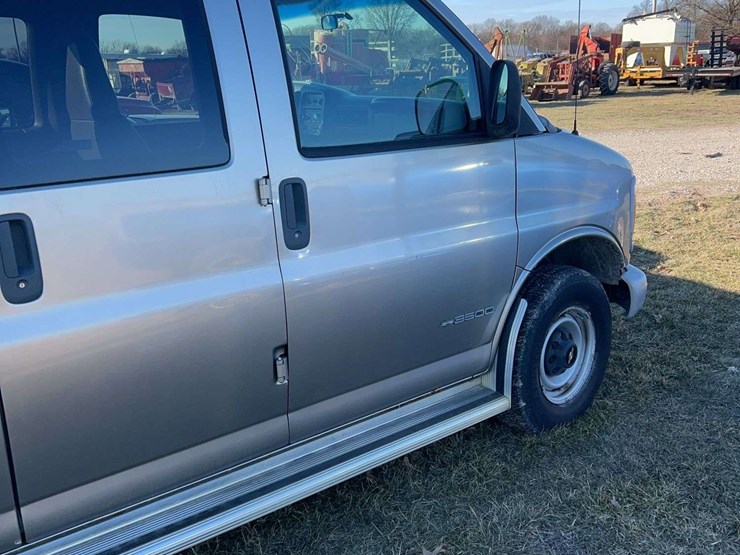 2001-chevrolet-3500-image-10