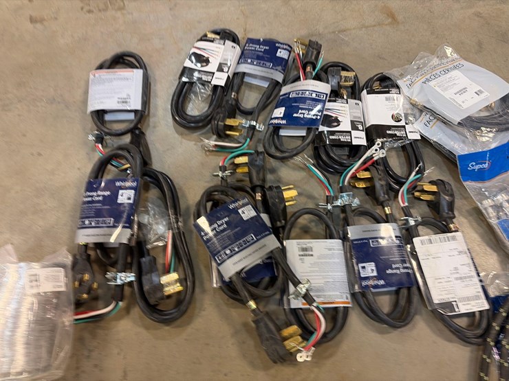 assortment-of-whirlpool-appliance-connectors-and-hoses-image-7