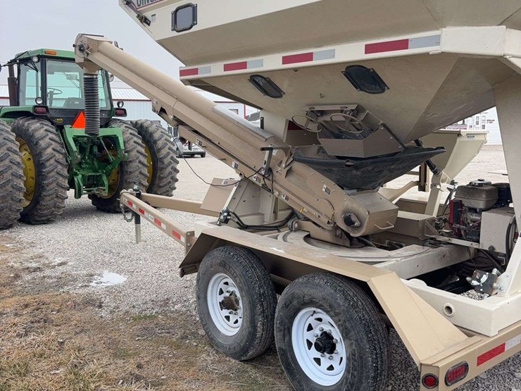 2018-unverferth-2755-seed-tender,-tandem-axle,-roll-tarp,-talc-inductor,-corded-remote,-good-shape,-honda-engine,-just-upgraded-to-a-triple-axel,-field-ready-image-12