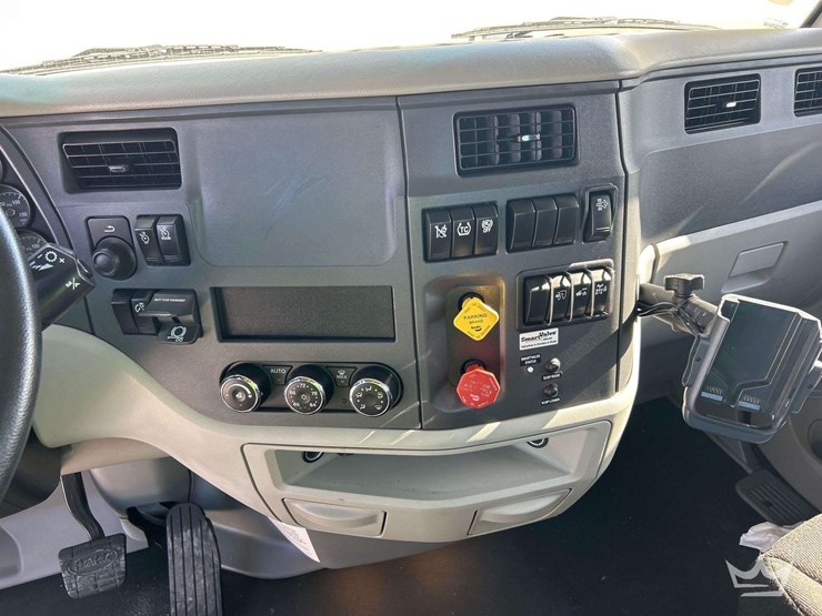 2022-peterbilt-579-image-18