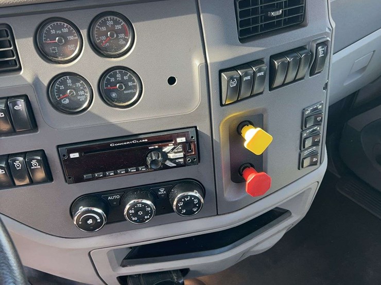 2017-peterbilt-579-image-19