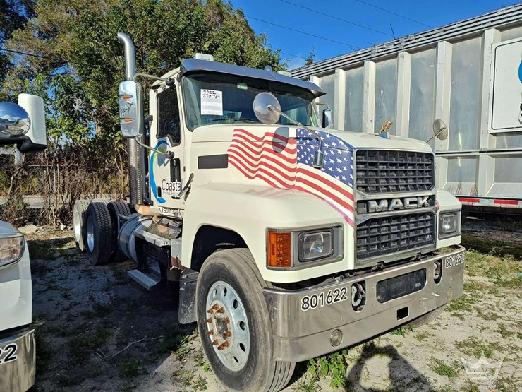 2022-mack-pinnacle-t/a-wet-kit-day-cab-truck-tractor-image-2
