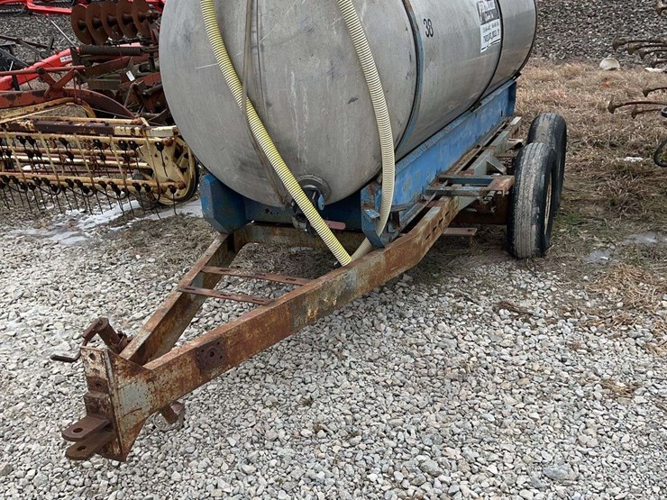 1200-gallon-aluminum-tank-on-tandem-axle-frame,-hauled-fresh-water-last-5-years-image-1