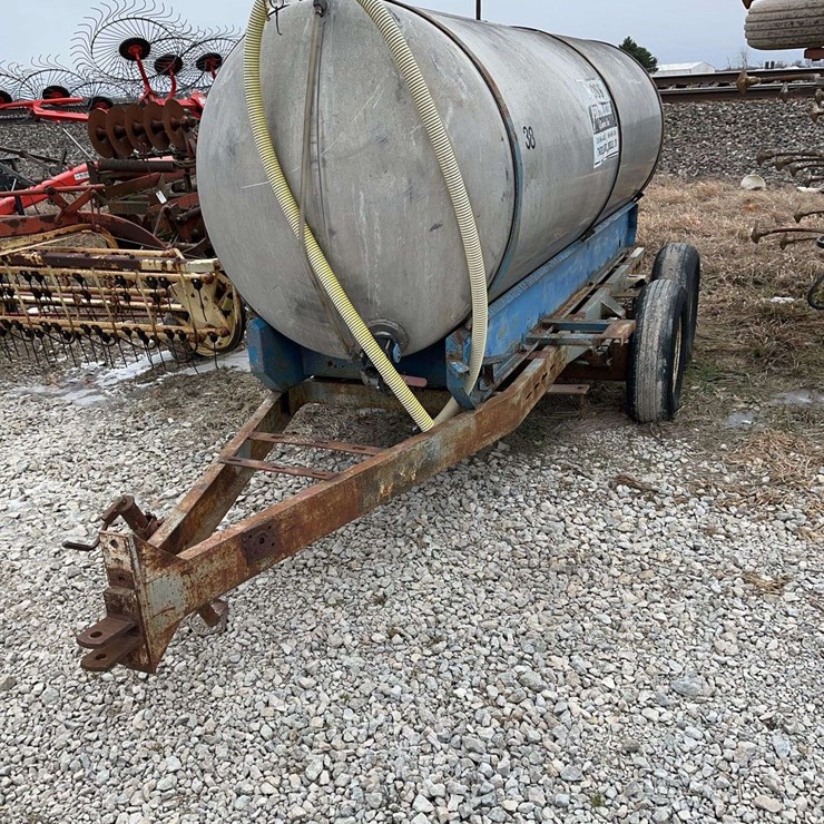 1200 Gallon Aluminum Tank on Tandem Axle frame, hauled fresh water last 5 years