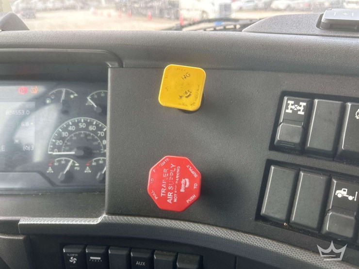 2018-volvo-vnl-760-t/a-sleeper-cab-truck-tractor-image-39