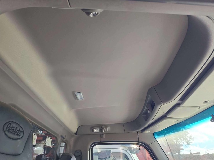 2022-peterbilt-567-image-18