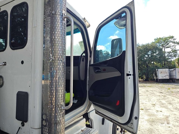 2022-peterbilt-567-image-30