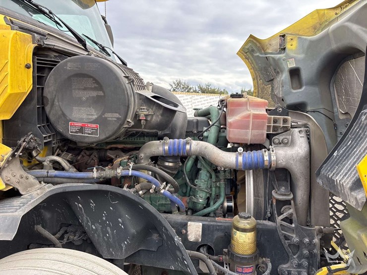 2018-volvo-vnl-760-t/a-sleeper-cab-truck-tractor-image-11