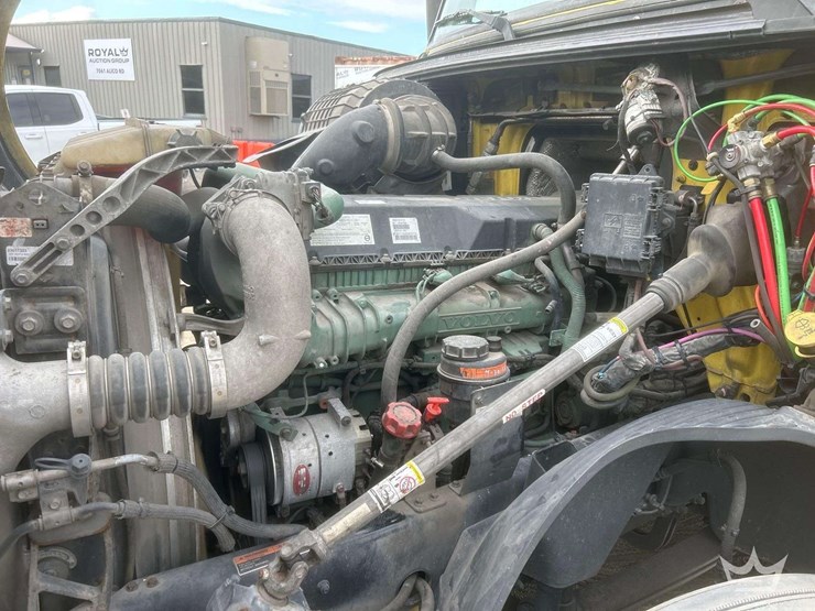 2018-volvo-vnl-760-t/a-sleeper-cab-truck-tractor-image-8