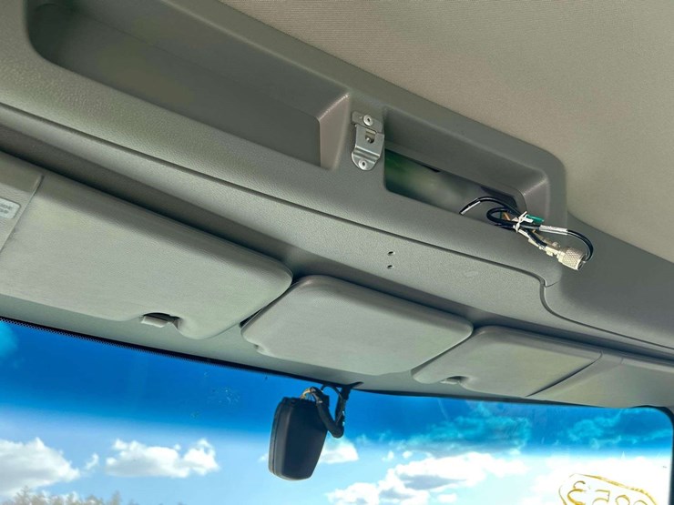 2022-peterbilt-579-image-19