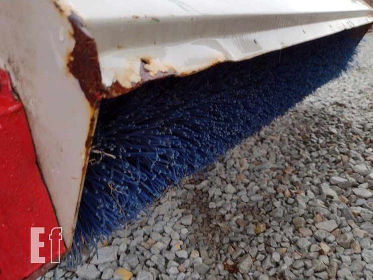 ventrac-3400l-lawn-mower-w/broom-image-20