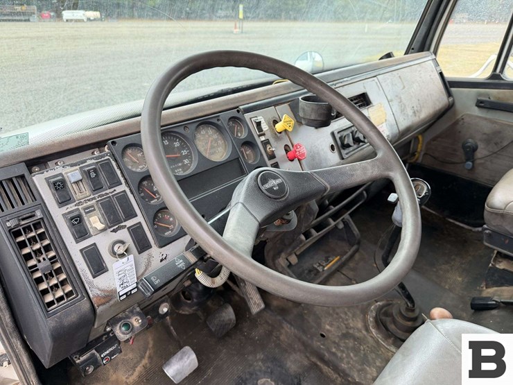 1996-freightliner-fl70-image-41