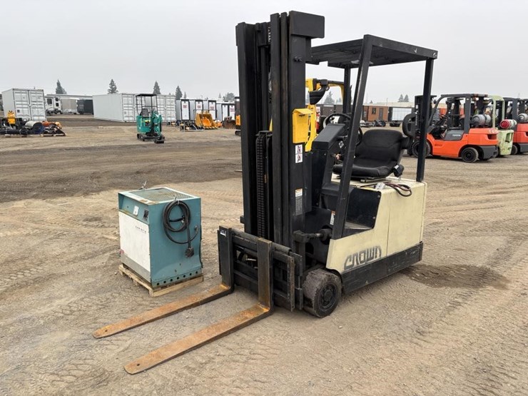crown-303sctt-forklift-image-1