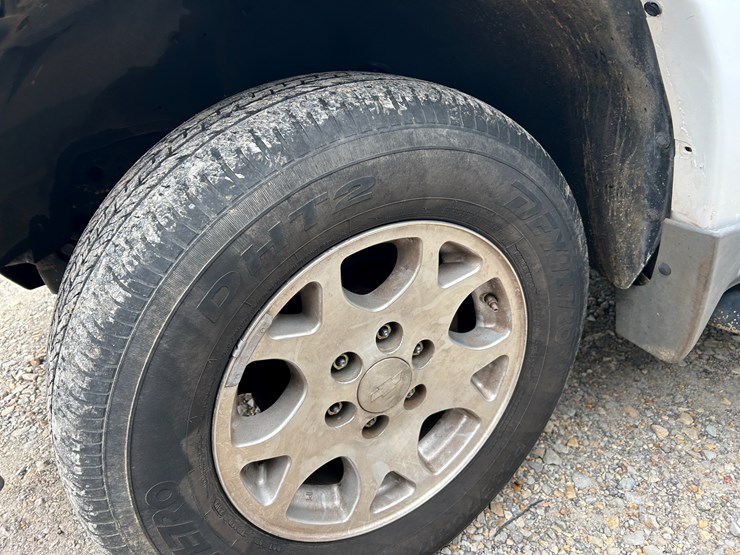 2004-chevrolet-suburban-image-2