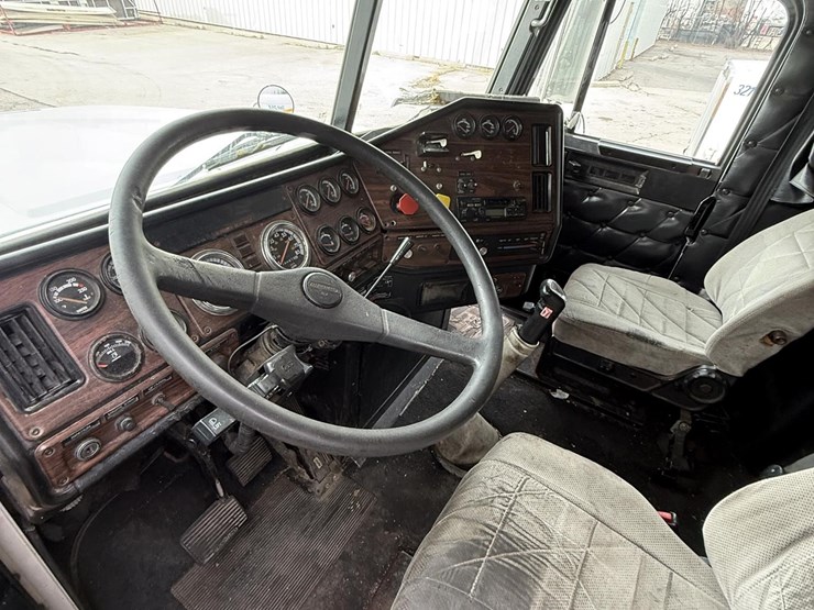 1988-freightliner-flc120-image-21